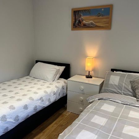 The Grande Residence - Close To Central London & Next To Northfield Tube Station Hanwell Екстериор снимка