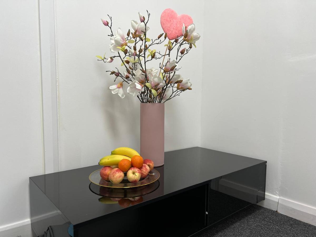 The Grande Residence - Close To Central London & Next To Northfield Tube Station Hanwell Екстериор снимка