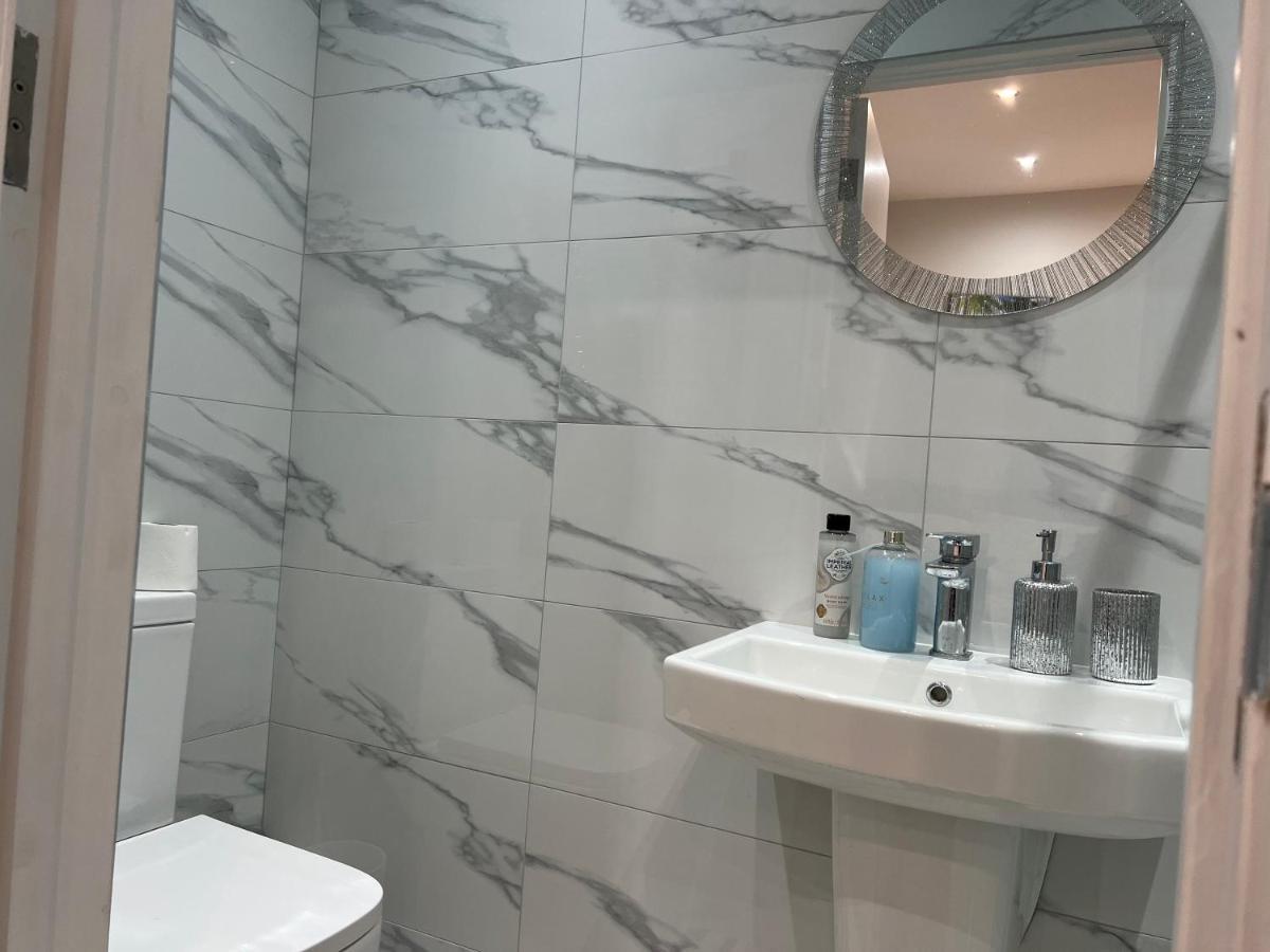 The Grande Residence - Close To Central London & Next To Northfield Tube Station Hanwell Екстериор снимка